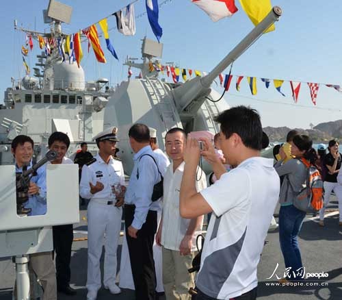 Hoa kiều Oman tham quan tàu chiến Trung Quốc